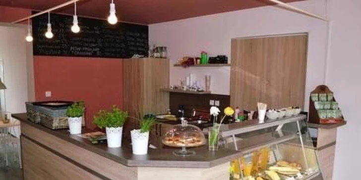 Zimní nápoj na zahřátí a k tomu palačinka s domácí marmeládou