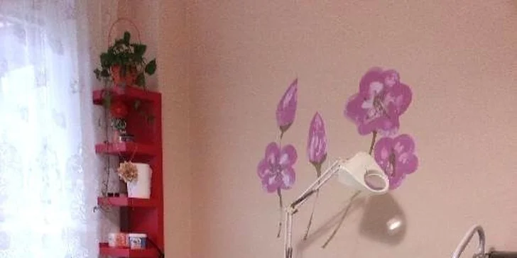 Uvolňující masáž zad, šíje a rukou a masáž lávovými kameny