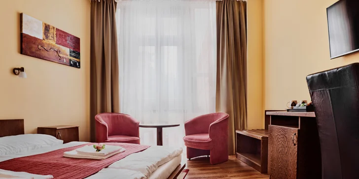 K základnej vybavenosti izieb patrí klimatizácia, internet, WIFI, TV, DVD prehrávač, sušič vlasov, minibar, telefón aj trezor. Upraviť