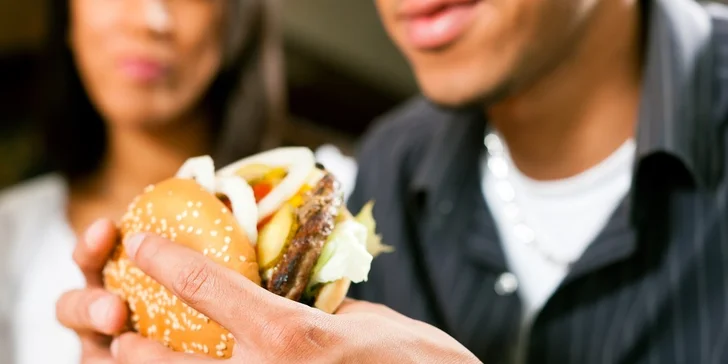 Dva šťavnaté hovězí burgery s hranolky