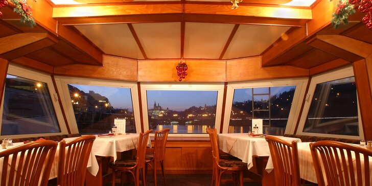 Romantická plavba po Vltavě včetně oběda či večeře