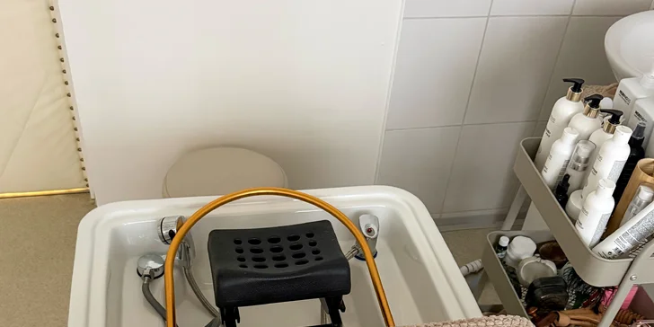 Delší varianty zahrnují i hloubkové čištění, masáž obličeje, dekoltu a šíje nebo intenzivní revitalizaci zaměřenou na konkrétní potřeby vlasů a vlasové pokožky.

