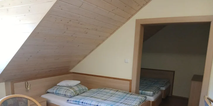Pro rodiny je k dispozici čtyřlůžkový pokoj se dvěma ložnicemi.