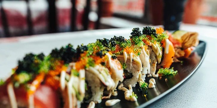 Uvnitř dragon roll je smažená kreveta, obalené jsou plátky manga či lososa. 