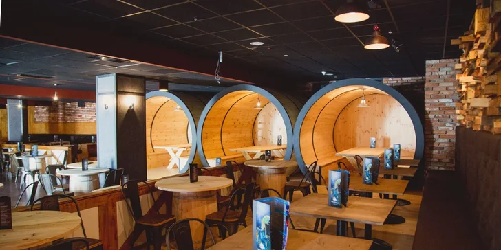 Súčasťou hotela je aj à la carte reštaurácia, kaviareň, bar a varia si tu aj vlastné pivo.