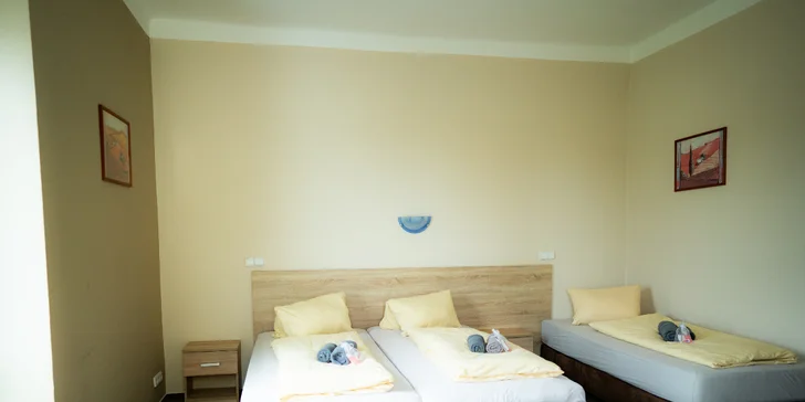 Na každém pokoji najdete rychlovarnou konvici, ledničku, televizi a bezplatnou Wi‑Fi.