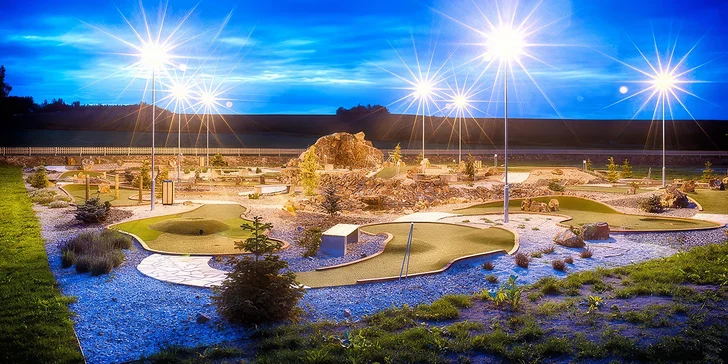 Golf si můžete zahrát klidně večer, hřiště je osvětlené. 