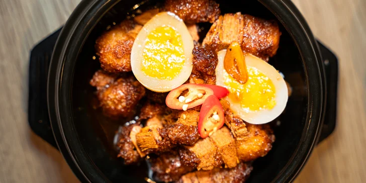 Pochutnat si můžete na slavné polévce phở, letních závitcích i sushi.