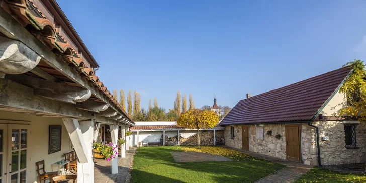 Využívat můžete i zahradu s venkovním bazénem, venkovní terasu i dětský koutek.