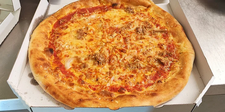 K mání tu mají pizzu s tuňákem, ale i se čtyřmi druhy sýra nebo se žampiony či salámem. 