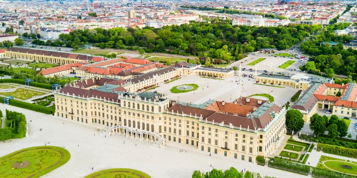 Zámek Schönbrunn dříve sloužil jako letní sídlo habsburským císařům a císařovnám, žila tu např. Marie Terezie, František Josef I. i jeho manželka Alžběta Bavorská (císařovna Sissi).