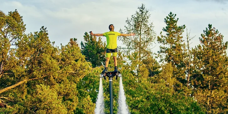 Naučte se létat nad vodou na flyboardu. 