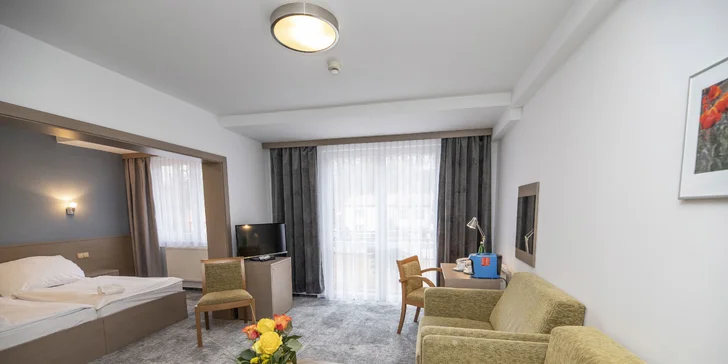 Pokoje jsou vybavené LCD televizory se satelitním příjmem, telefonem, minibarem i trezorem.