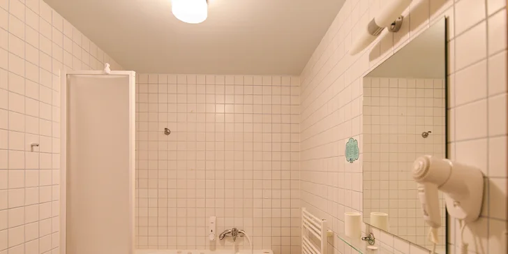Každý pokoj má vlastní koupelnu, v hradním apartmá je rohová vana/sprchový kout. 