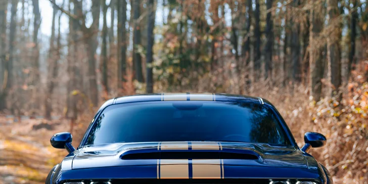 Vozidlo Dodge Challenger Scatpack je vybavené sezónnymi pneumatikami a povinnou výbavou.