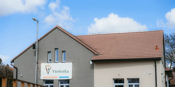 Penzion se nachází jen 300 metrů od zámku Stránov.