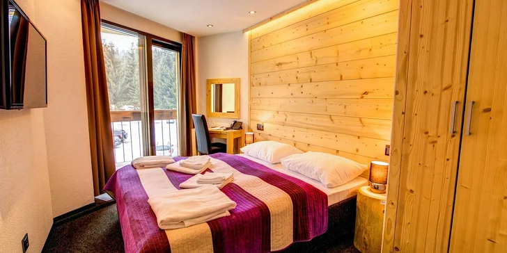 V hoteli vás ubytujú v útulných izbách či menších apartmánoch v modernom horskom štýle.
