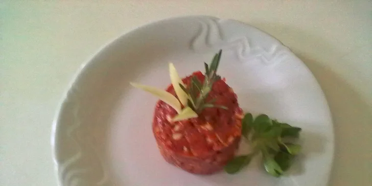 Tatarák z hovězí svíčkové v Zámecké restauraci v Manětíně