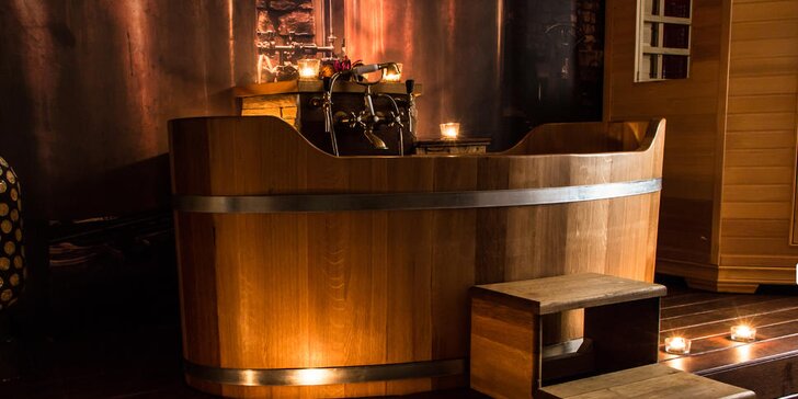 Hodina pro páry v privátním wellness: vířivka, sauna a láhev vína