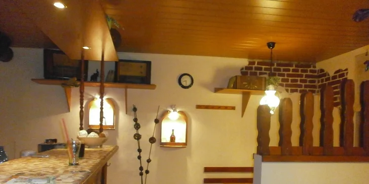 Prkno plné grilovaného masa pro dva jedlíky