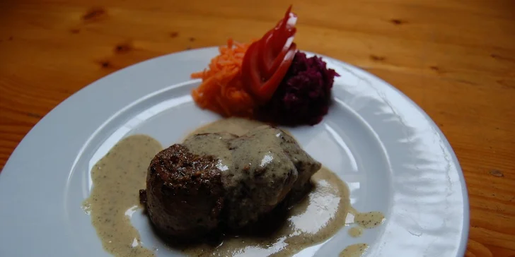 Šťavnaté hovězí a vepřové steaky