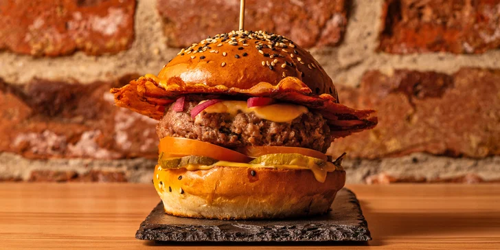 Hovězí burgery mají vyladěné kombinace chutí, které jsou umocněné skvělými omáčkami. 