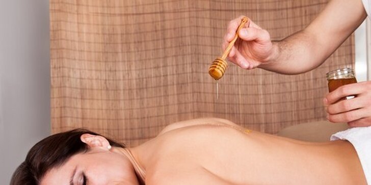 Sladká relaxace při hodinové medové masáži
