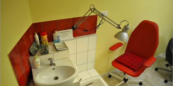 Pedikúra s diagnostikou, zábalem a lakováním