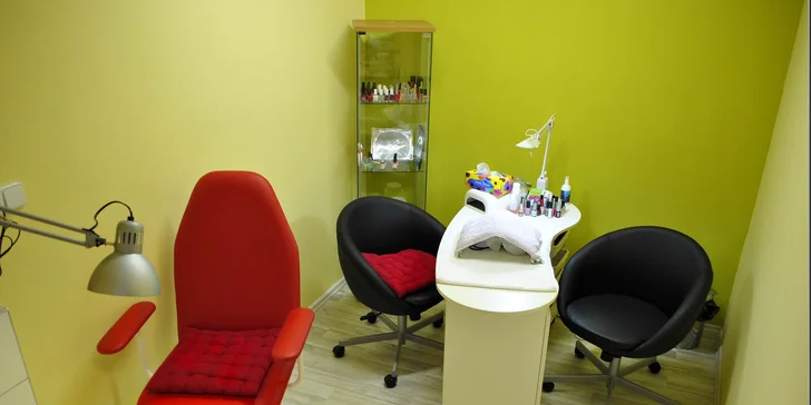 Pedikúra s diagnostikou, zábalem a lakováním