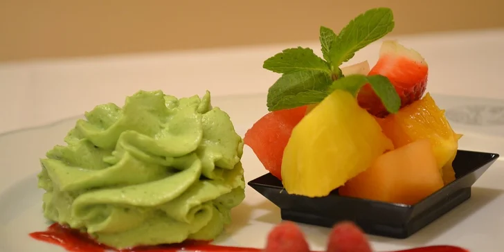 Luxusní jarní menu v krápníkové jeskyni pro dva