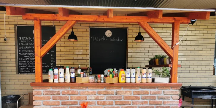 Se skvělým jídlem si můžete posedět na zahrádce ve vnitrobloku, kde je nové posezení. 