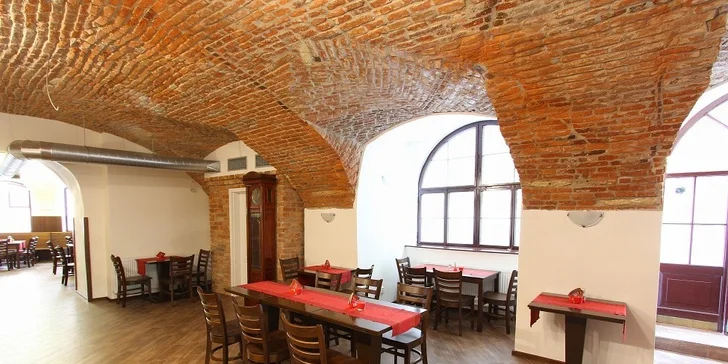 Staročeské pochutnání: Na pivu pečené koleno, variace zelí a bramboráčky