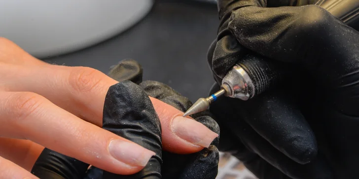 Čaká vás komplexná starostlivosť o vaše ruky a nechty.