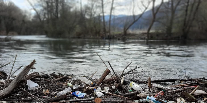 Rieka Hron pri skale Kráľová nad Medzibrodom (pri Slovenskej Lupči).