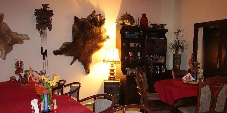 Velký tatarák pro dvě osoby a desatero topinek s česnekem