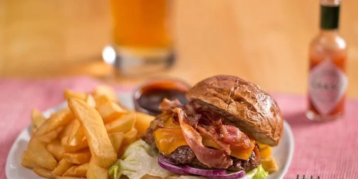 Obědové menu s burgery v The Immigrant Pub