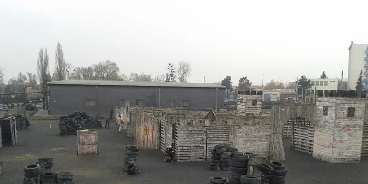 Adrenalinová střílečka na venkovním hřišti Piraňa Paintball