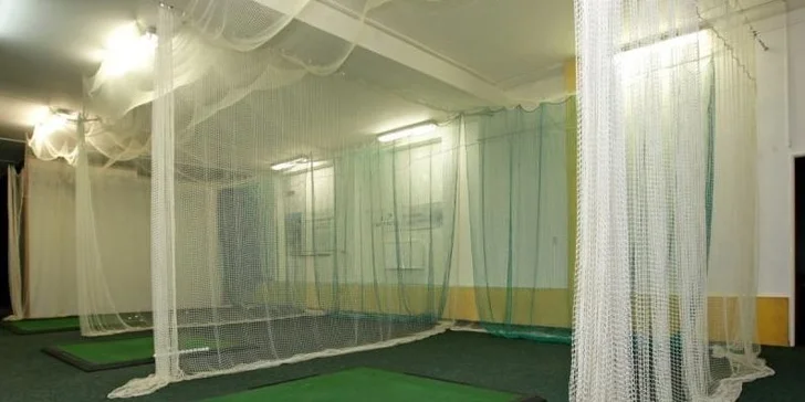 60 minut indoor golfu s trenérem až pro dvě osoby