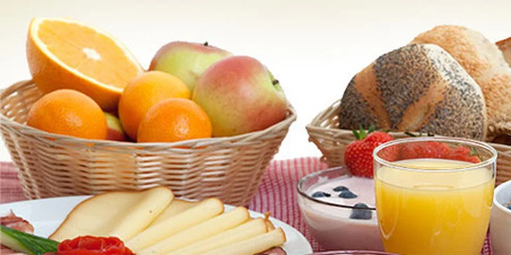Brunch na lodi a prohlídka Malé Strany (90+90 min)