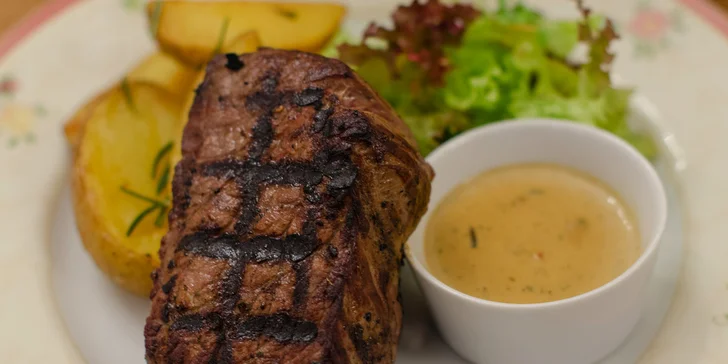 3chodové menu pro dva: telecí tatarák nebo krevety, rumpsteak nebo candát