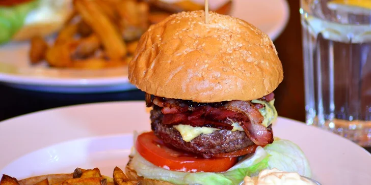 2 Smokey burgery a 2 ochutnávky šesti piv v Jámě