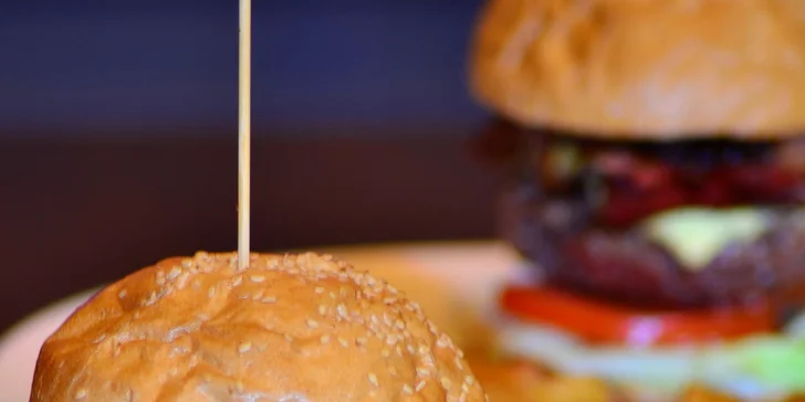 2 Smokey burgery a 2 ochutnávky šesti piv v Jámě