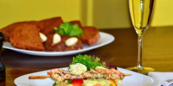 Menu se steakem i krevetami v Crazy Cow pro dva