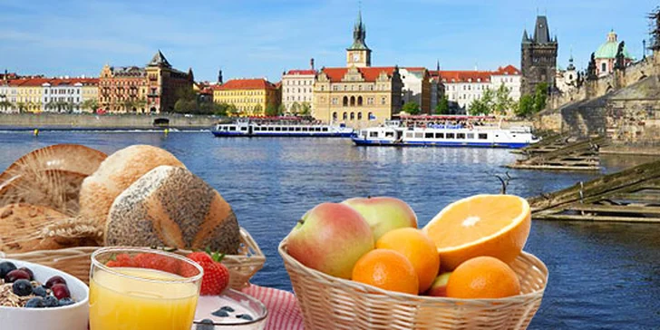 Brunch na lodi a prohlídka Malé Strany (90+90 min)