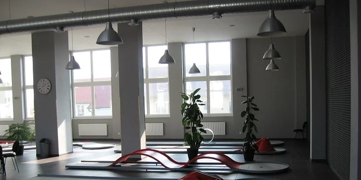 Indoor minigolf v Lounech v délce 1 hodiny včetně zapůjčení vybavení