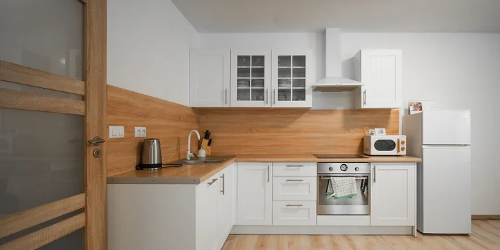 Kuchyňská linka je vybavena vším potřebným pro každodenní vaření (apartmán Sunrise).