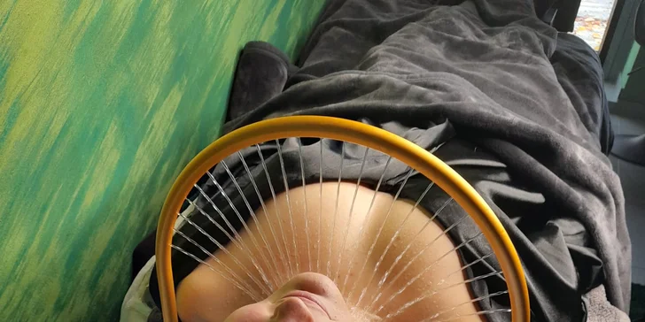 Ak preferujete rýchle osvieženie, zvoľte si polhodinové relaxačné osvieženie Head Spa, súčasťou ktorého je aj drink na privítanie. 
