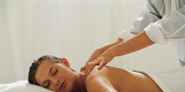 Léčebná masáž těla z rukou odborného terapeuta