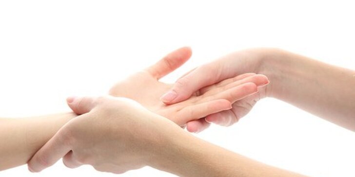 Léčebná masáž těla z rukou odborného terapeuta