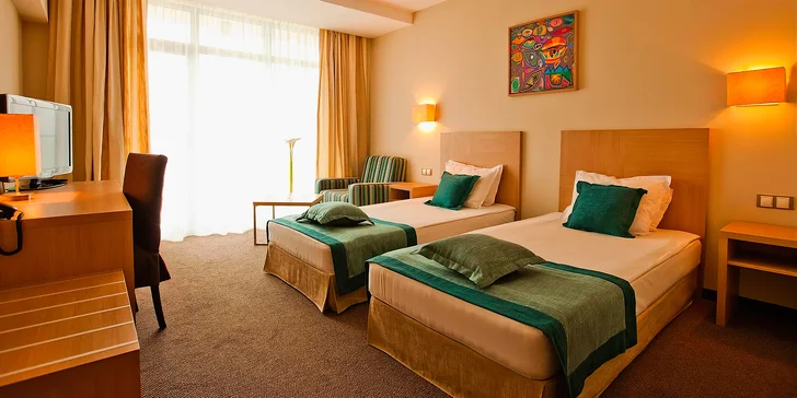 Ubytujete se ve 4* hotelu Azalia přímo na pláži.